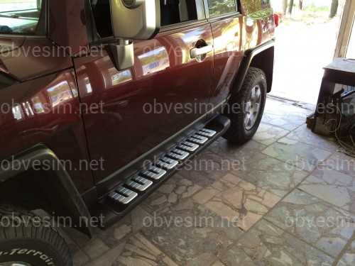 Алюминиевые накладки на заводские пороги Toyota FJ Cruiser 2006-2011  (пороги такие как на фото)