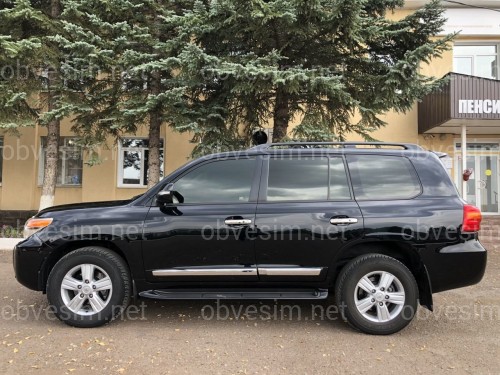 Пороги OEM Toyota Land Cruiser 200 2007-2021 / Lexus LX 570 2007-2015 с подсветкой в стиле Lexus (цвет черный)