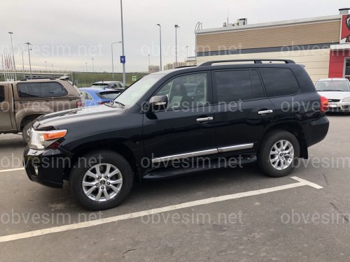 Пороги OEM Toyota Land Cruiser 200 2007-2021 / Lexus LX 570 2007-2015 с подсветкой в стиле Lexus (цвет черный)