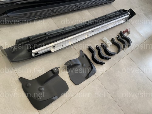 Пороги OEM Toyota Land Cruiser 200 2007-2021 / Lexus LX 570 2007-2015 с подсветкой в стиле Lexus (цвет черный)