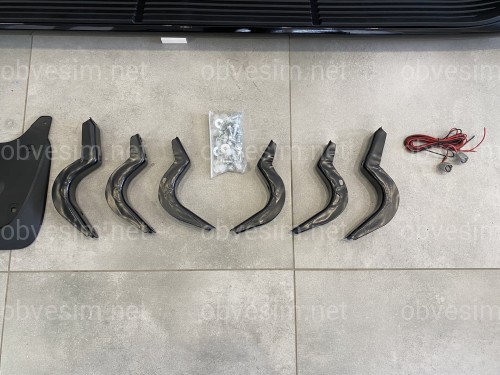 Пороги OEM Toyota Land Cruiser 200 2007-2021 / Lexus LX 570 2007-2015 с подсветкой в стиле Lexus (цвет черный)