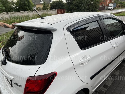 Спойлер козырек на крышку багажника Toyota Yaris 2011-2015 ABS пластик под покраску