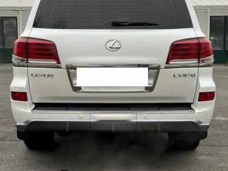 Заглушка бампера  под фаркоп F-Sport Lexus LX 570 2012-2015