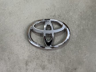 Эмблема лого на решетку Toyota Land Cruiser 200 2012-2015
