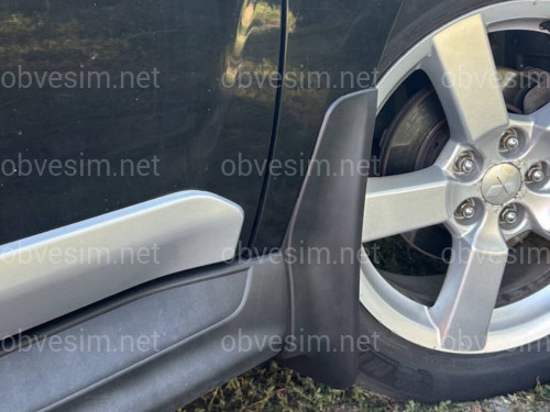 Брызговики передние под оригинал Mitsubishi Outlander XL 2007-2012 под широкий порог, комплект 2 шт.