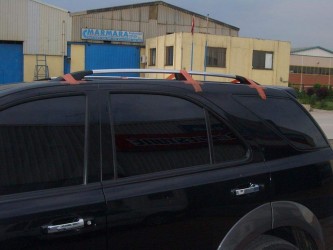 Рейлинги на крышу Kia Sorento 2003-2009  с металлическими концевиками