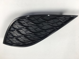 Заглушка в бампер права Toyota Camry SE / XSE 70 2018+