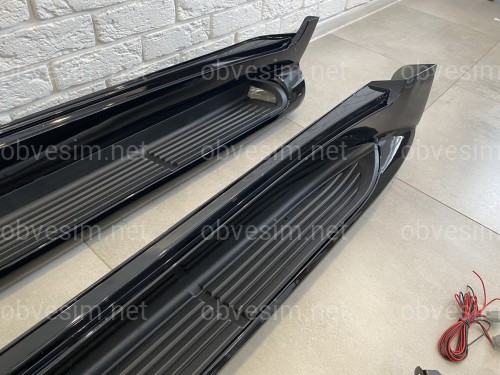 Пороги ОЕМ Toyota Land Cruiser 200 2007-2021 / Lexus LX 570 2007-2015 з підсвічуванням в стилі Lexus (колір чорний)