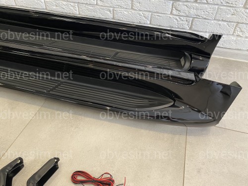 Пороги ОЕМ Toyota Land Cruiser 200 2007-2021 / Lexus LX 570 2007-2015 з підсвічуванням в стилі Lexus (колір чорний)