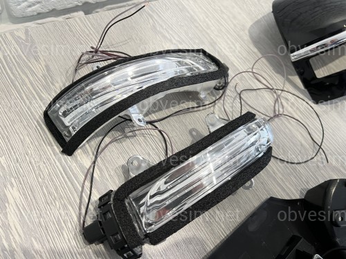 Кришки дзеркал Executive Lounge з повторювачами поворотів та підсвічуванням Toyota Land Cruiser 200 / Prado 150 / LX 570 колір чорний