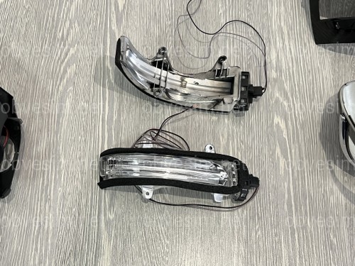 Кришки дзеркал Executive Lounge з повторювачами поворотів та підсвічуванням Toyota Land Cruiser 200 / Prado 150 / LX 570 колір чорний