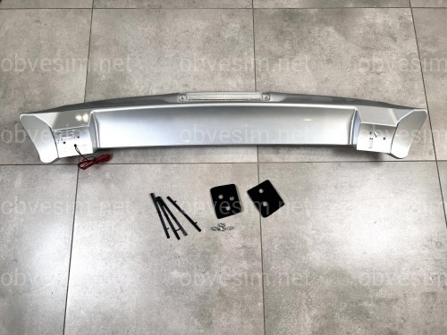 Спойлер на кришку багажника з білим стопом Toyota Land Cruiser Prado 120 2003-2009 колір срібло ABS пластик