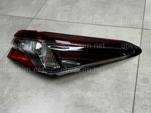 Задній ліхтар зовнішній правий Toyota Camry 70 USA SE LE 2021-  1шт.