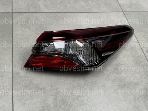 Задній ліхтар зовнішній правий Toyota Camry 70 USA SE LE 2021-  1шт.