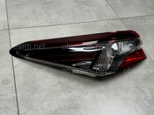 Задній ліхтар зовнішній лівий Toyota Camry 70 USA SE LE 2021-  1шт.