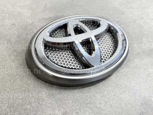 Емблема з подіумом Toyota Land Cruiser Prado 150 2013-2017, колір сірий
